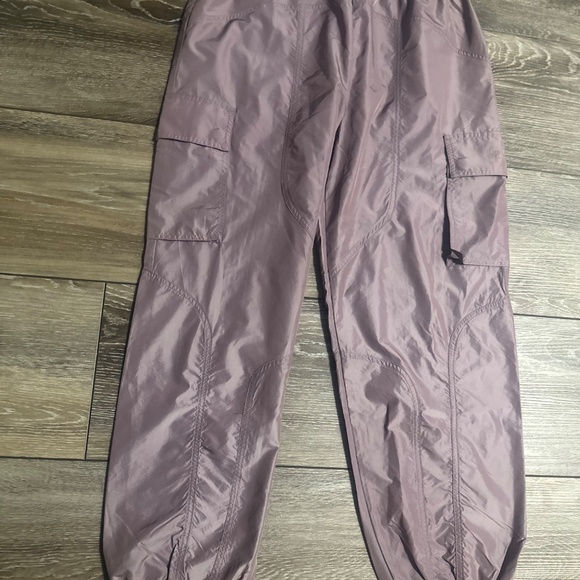 Fabletics Parachute Pant Size S  Lightweight Cargo Jogger Windbreaker Plum Shine - Picture 4 of 10